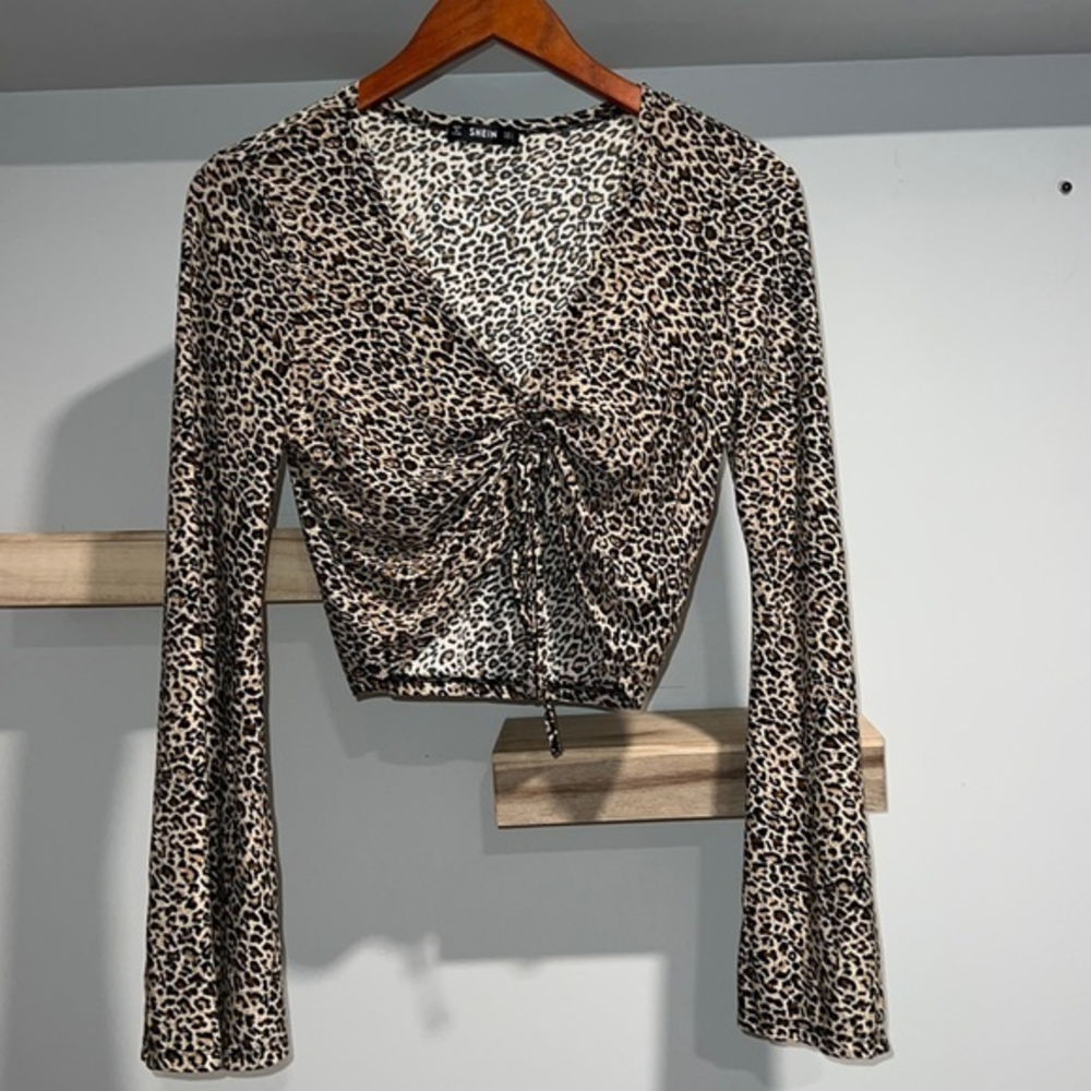 Leopard print bell sleeve cropā top
